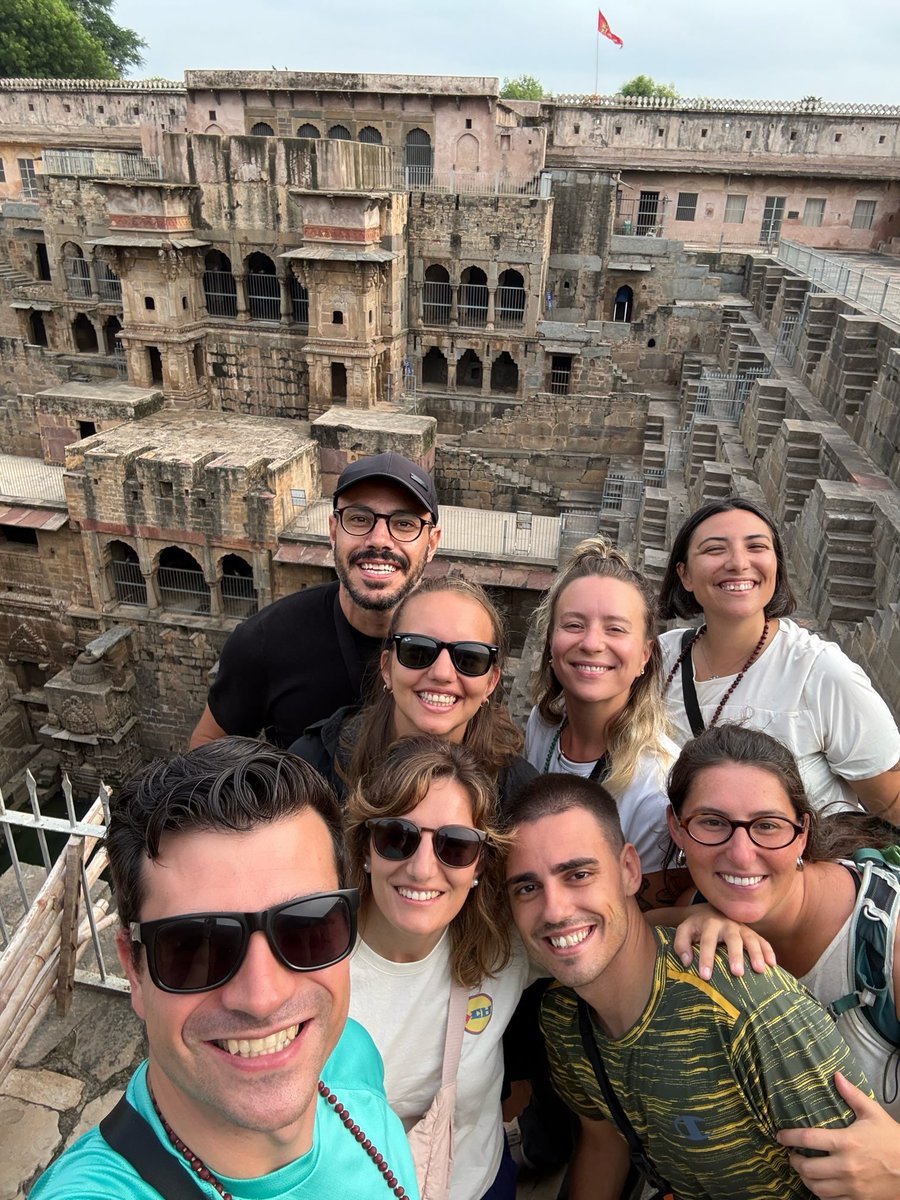 bubu_lima's tweet photo. Da Jaipur ad Agra: il pozzo di Abhaneri, la città Mughal di Fatehpur Sikri e il Forte di Agra al tramonto. A cena, le storie di coraggio e dignità delle donne di Sheroes Hangout. https://t.co/TgV0RJq3cw