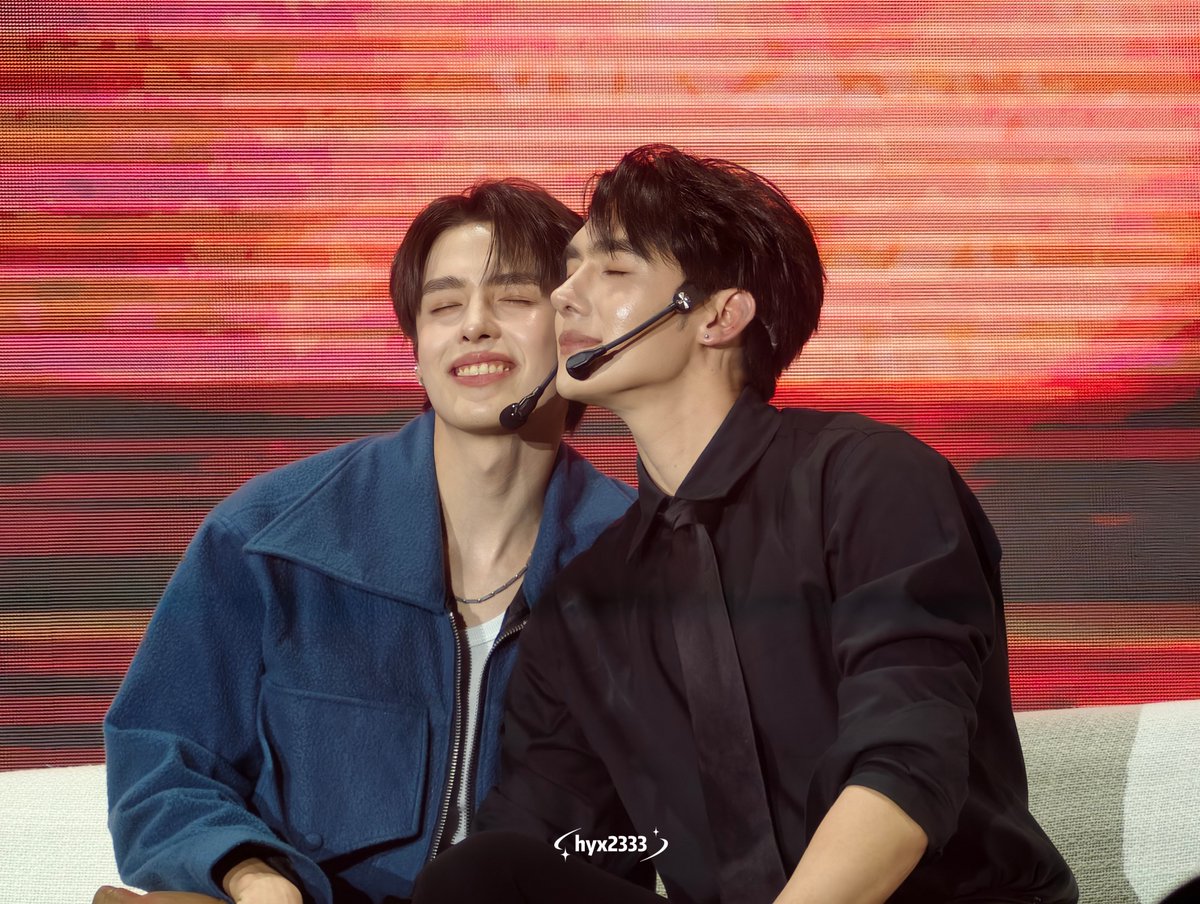 HYX_2333's tweet photo. 🦔:แม่ชั้นอยู่นะ
👨🏻:ฝากเนื้อฝากตัว🙏💕
#TeeHengGenOfUs1stFM
#TeeHengGENOFUS1stFanmeeting
#TeeBoonyakait #Hengmarkii https://t.co/x3Ql0YQcHo