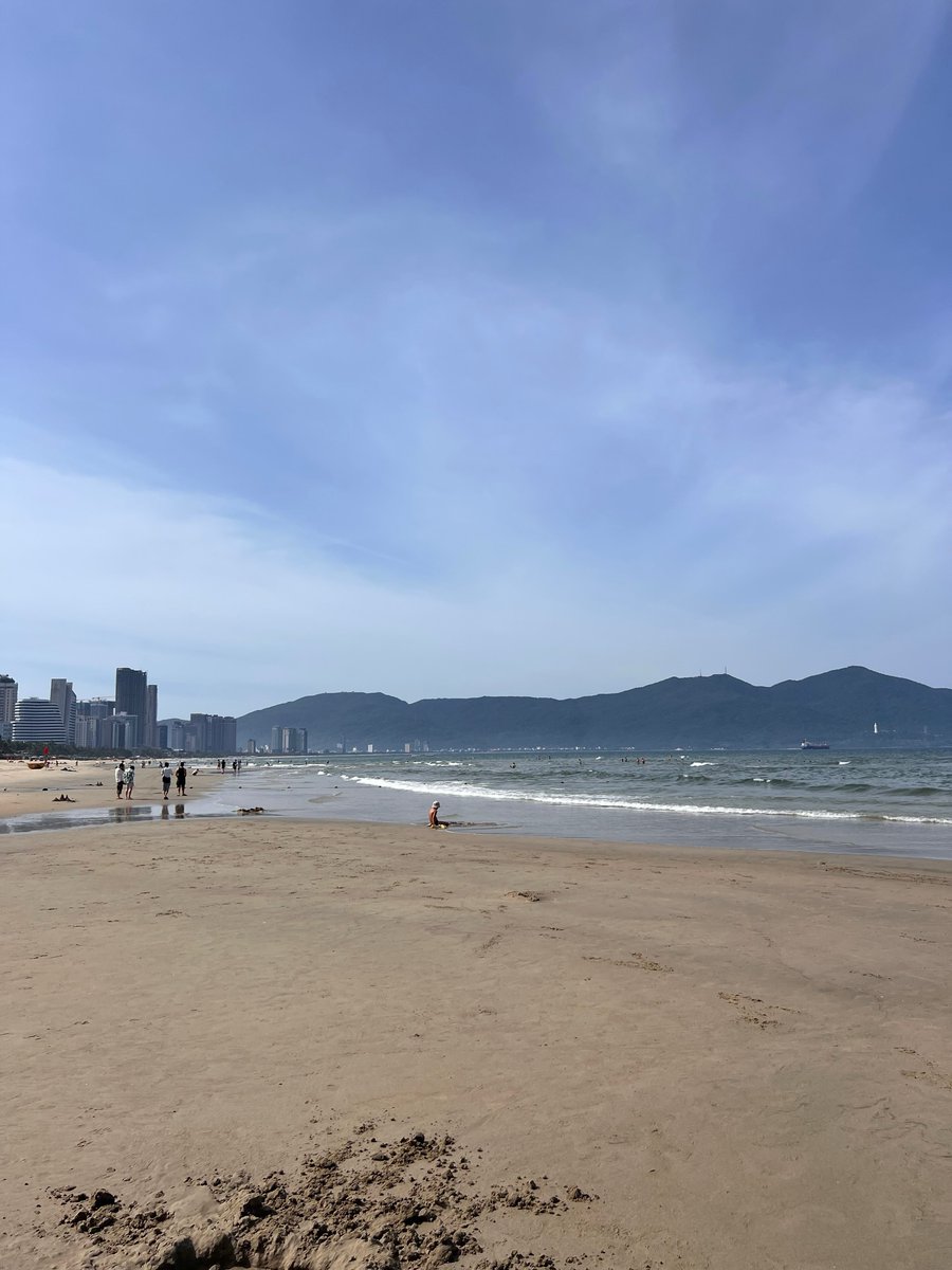 Brunaveiga_'s tweet photo. Beach day in Da Nang: a stunning coastline with high-rise buildings right along the shore. https://t.co/r3UEMfoPXb