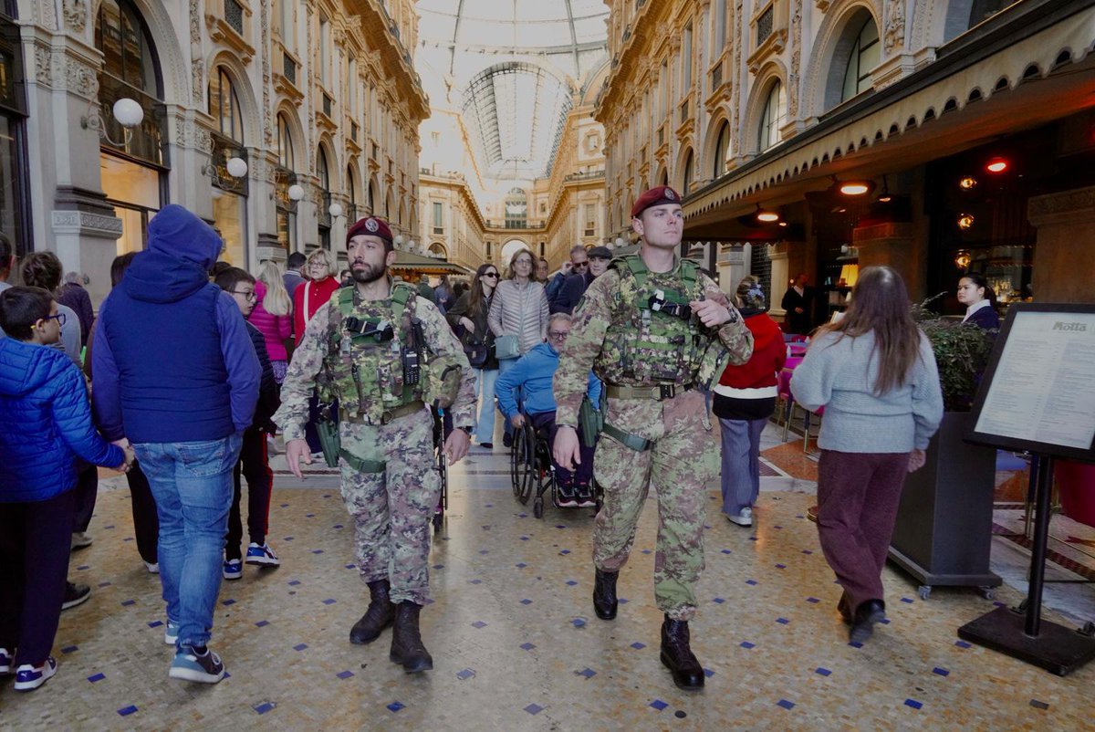 MinisteroDifesa's tweet photo. “Ai 500 paracadutisti della Folgore dell’#Esercito, da oggi impiegati a Milano nell’ambito dell’operazione #StradeSicure, rivolgo il mio augurio di buon lavoro.
Conosco la professionalità e il senso di responsabilità con cui i nostri militari affrontano ogni incarico. Anche in questa occasione saprete fare la vostra parte.
Sarete al fianco delle Forze dell’Ordine, in un’attività concreta a tutela della sicurezza dei cittadini.
Buon lavoro a tutti voi!”. 
Così il Ministro della Difesa, @GuidoCrosetto