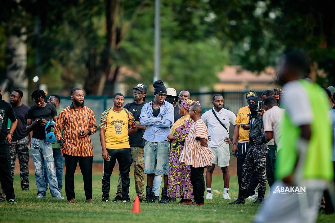 KWAHUBOGA1's tweet photo. Stonebwoy visited the Black Challenge at Mensah Sarbah Park to motivate the players and backed his words with a GH¢100,000 donation. Actions speak louder than words! Ghana appreciates this incredible gesture. 🙏🏽🇬🇭 #StonebwoySupportsBlackChallenge https://t.co/Ul2rwYi8wV