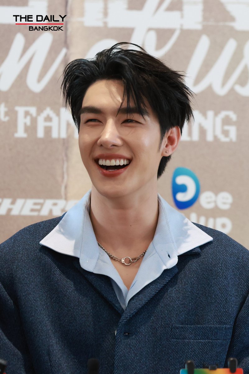 thedailybkk's tweet photo. "ตี๋ บุญยเกียรติ" ก่อนเริ่มงาน "TEEHENG GEN OF US 1st FANMEETING"
 
#TeeHengGENOFUS1stFanmeeting 
#TeeHeng  #ตี๋เฮง
#TeeBoonyakait https://t.co/tObNAGcO7M