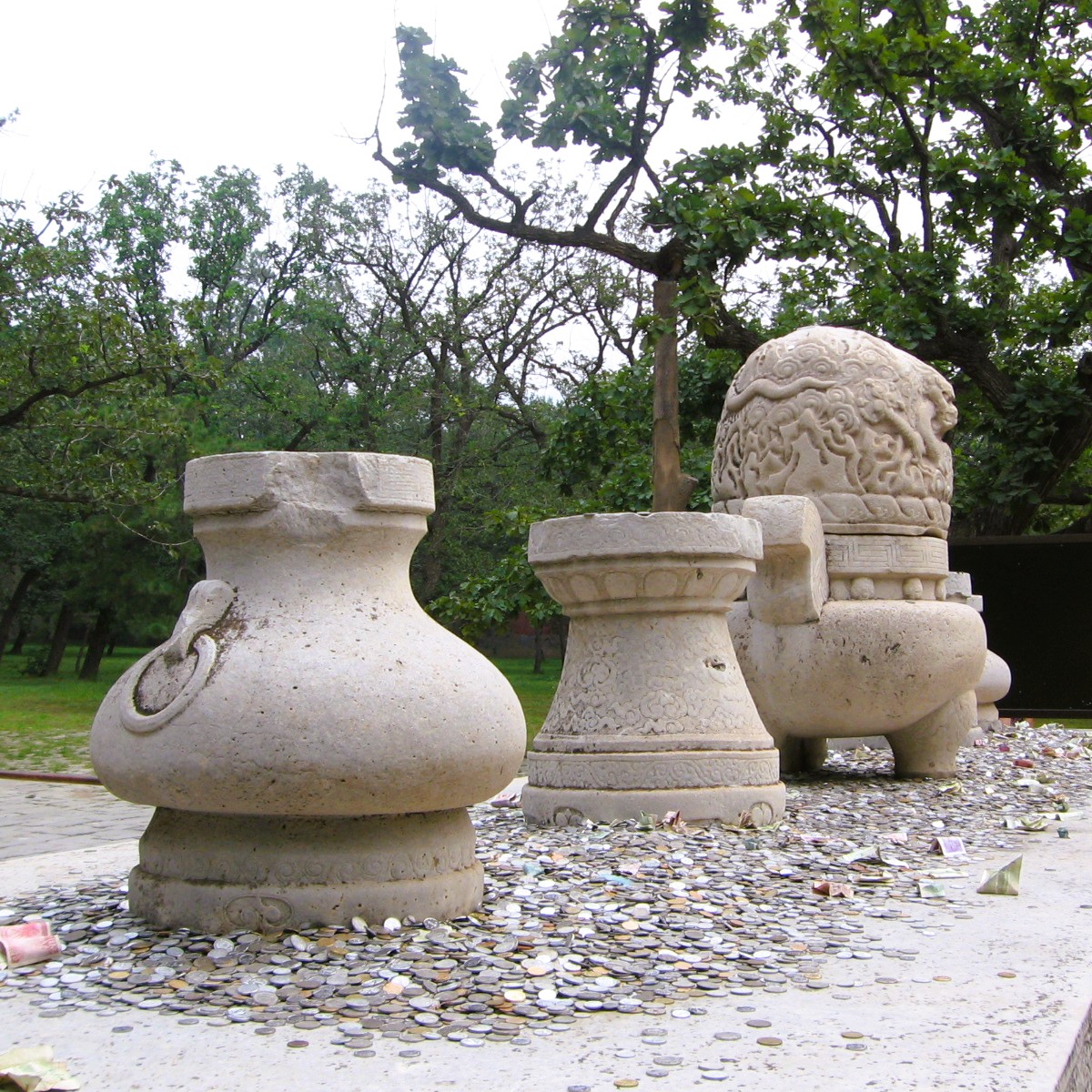 ambiorixa0100's tweet photo. Near Beijing, the Ming Tombs hold 13 imperial mausoleums from China’s Ming dynasty. The photo shows the altar before Wanli Emperor’s tomb, where visitors toss coins and banknotes toward the vases for luck and blessings. https://t.co/EvEVf8T51d