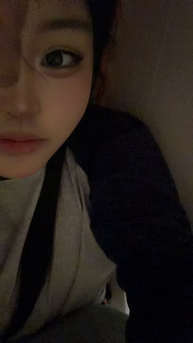 cxz1u_'s tweet photo. 깨진얼굴메이크업햇어요 https://t.co/r46MDllj3N