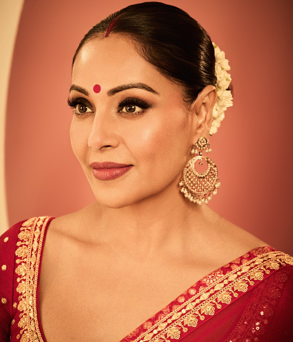 DelhiTimesTweet's tweet photo. Bipasha Basu is serving classic Bengali glam! ❤️🌺
A red sari, gold jewellery, bold bindi and gajra-adorned bun make for a timeless traditional look https://t.co/3tqPXMgYus