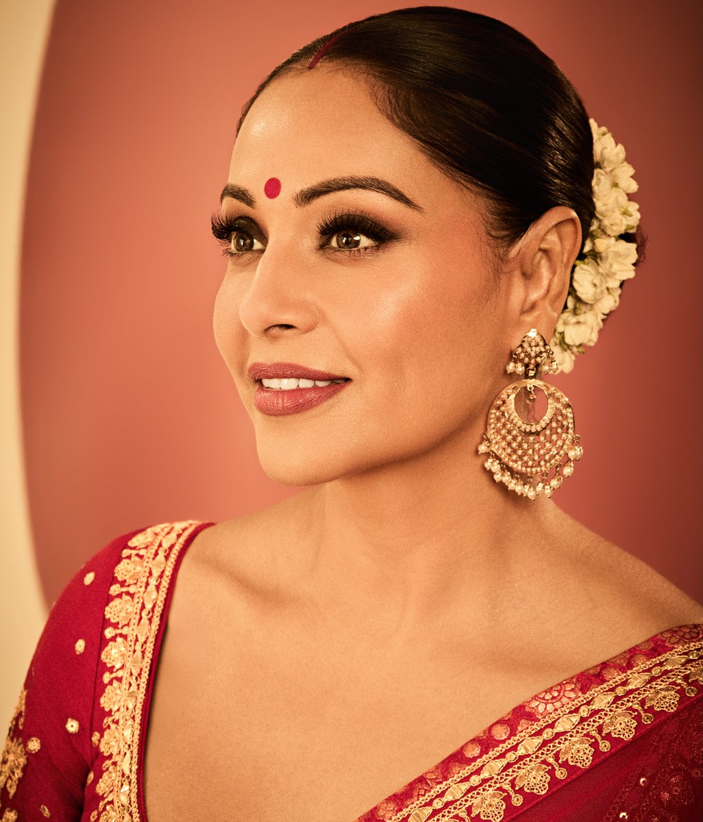 DelhiTimesTweet's tweet photo. Bipasha Basu is serving classic Bengali glam! ❤️🌺
A red sari, gold jewellery, bold bindi and gajra-adorned bun make for a timeless traditional look https://t.co/3tqPXMgYus