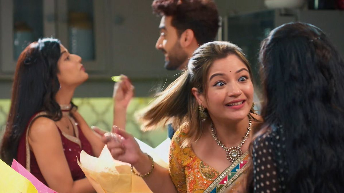 Radhikaspeaks26's tweet photo. Maaf karna for the screenshots, Chachi sa!

Par peeche humara content chal raha tha toh kaise ignore karti!😭

And yes! Yeh AbhiMaan nahi RoSam the and you can't convince me otherwise!😌

#Yrkkh #AbhiMaan #AbhiMaanForever #SamridhiiShukla #RohitPurohit https://t.co/mfaL7J7I6k