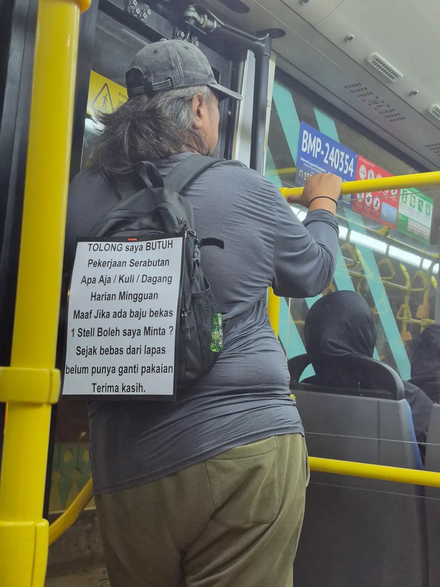 mamahmuda1_'s tweet photo. Guys, tolong kalo ada yg liat bapak ini, dibantu yah guys entah pakaian atau makanan. Beliau kemarin aku lihat di 6v, terus ada bangku kosong tapi gamau duduk, beliau turun di BunSen, kemarin aku mau kasih dia uang tapi nolak dan pergi, kalo ada yang lihat please bantu yah https://t.co/aloWGWw9z8
