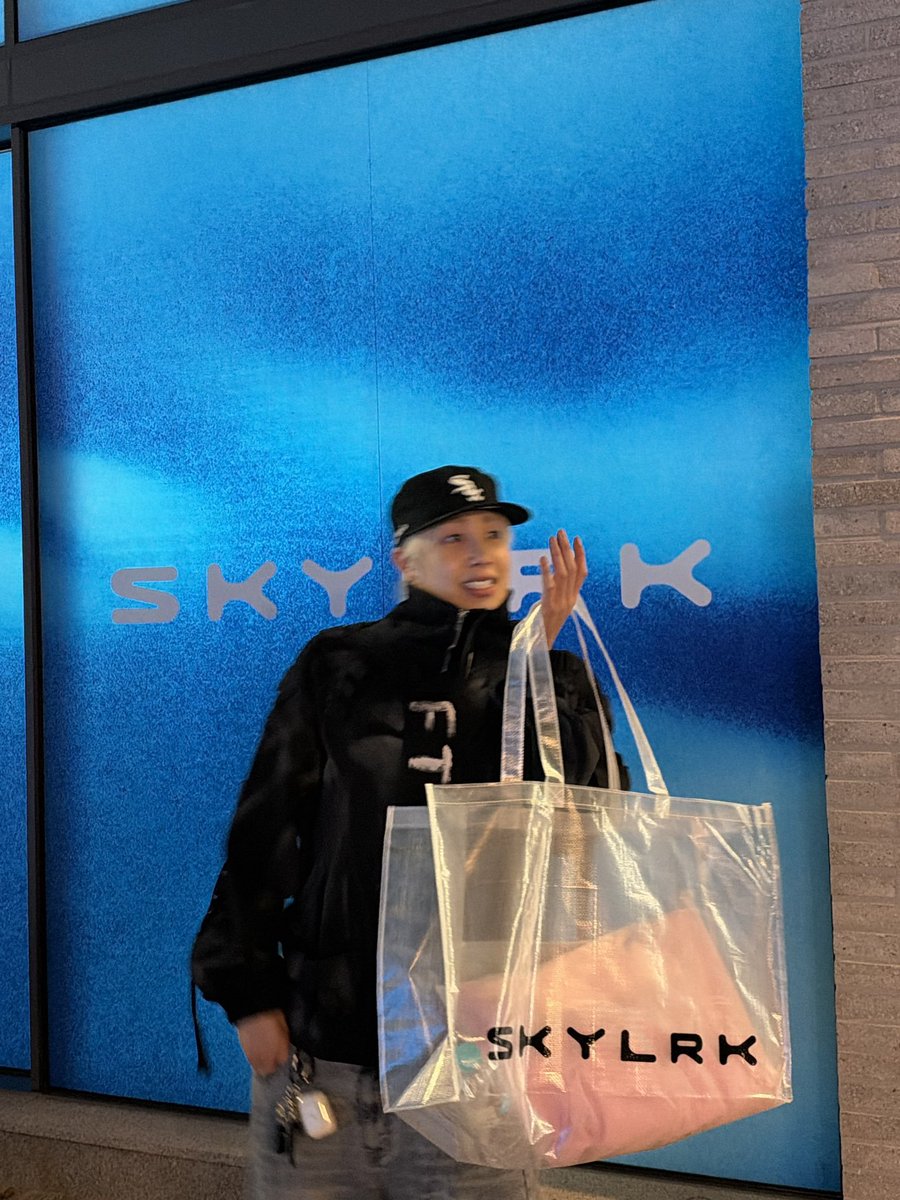 xlkhunter's tweet photo. Anyone wanna shop with me? come on road𝓨, don’t let me spend all my money alone. HAHAHA 😏🛍 https://t.co/upwGjTUmOe