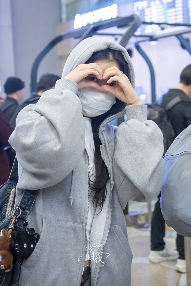 MidnightSun0221's tweet photo. 261024 출국
사랑해💙
#마마무 #솔라
#MAMAMOO #SOLAR
#용용하면죽겠지 #yongyongdie https://t.co/FF3yzC2nda