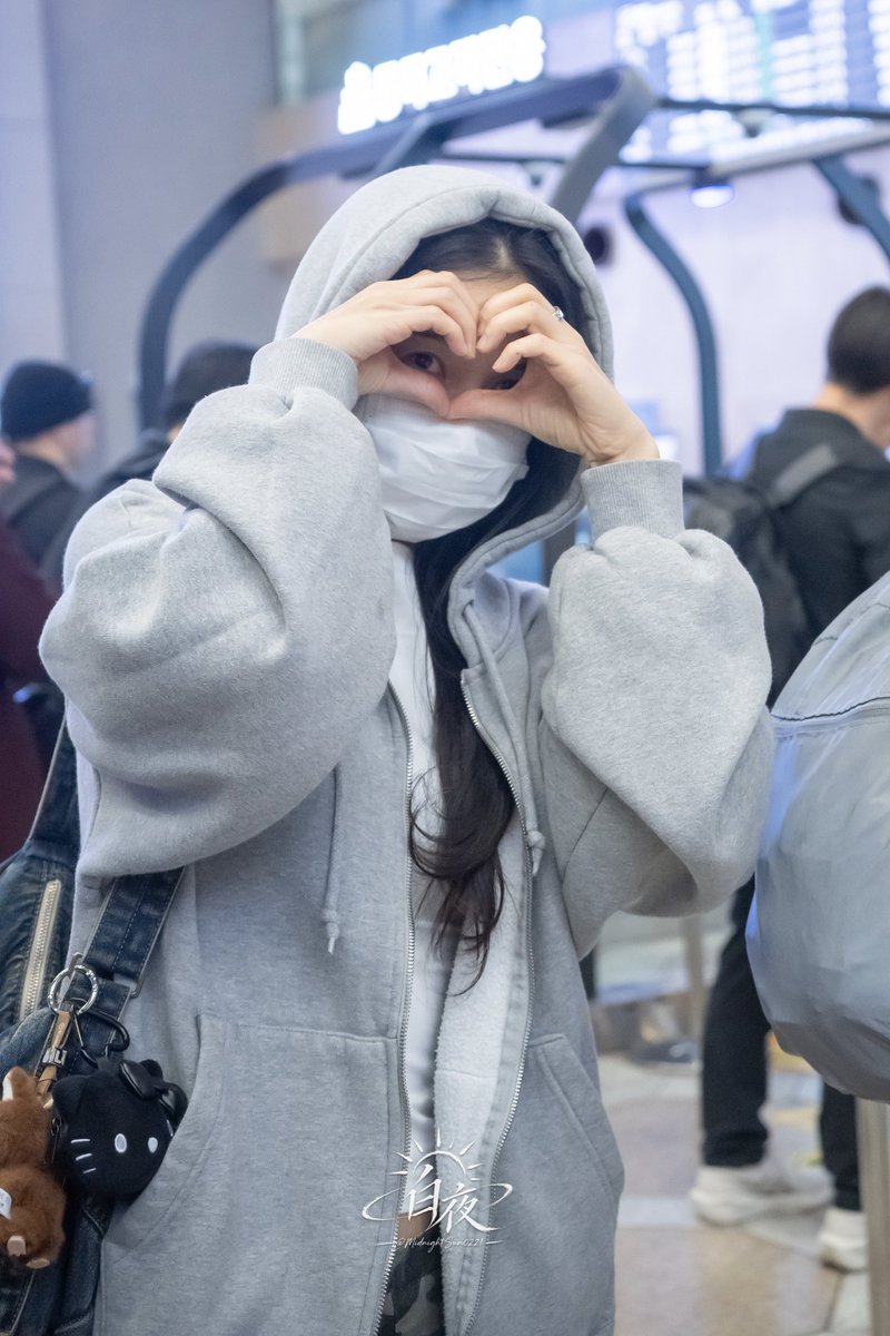 MidnightSun0221's tweet photo. 261024 출국
사랑해💙
#마마무 #솔라
#MAMAMOO #SOLAR
#용용하면죽겠지 #yongyongdie https://t.co/FF3yzC2nda