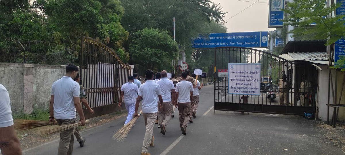 CISFWest's tweet photo. Cleanliness in action, progress in motion! CISF Unit JNPA Sheva drives #SpecialCampaign6 through Shramdaan and awareness, promoting #JanBhagidari for a cleaner, greener #ViksitBharat.
@HMOIndia 
@MIB_India 
@SwachhBharatGov 
@swachhbharat 
@CISFHQrs https://t.co/oOlgyl9xzm