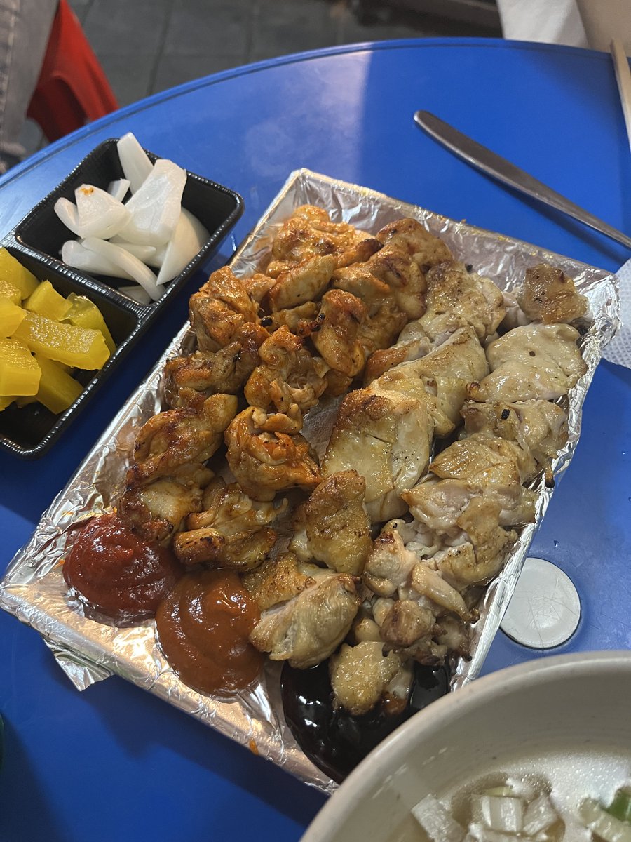 kongshamdu's tweet photo. 어이 가여운 너구리들 
한국의 포장마차라고 들어봤나? 일본은 포장마차가 싹 청소 당했다고 들었는데

한국에선 지금 같은 날씨에 포장마차에서 닭꼬치와 닭똥집을 안주 삼아 소주를 먹는게 
어른들의 최고의 일탈인데...

그리고 가엽게도 너희들의 친구 피카츄는 한국에서 돈까스로 환생돼서 한국인들이 소주 안주로 다 먹어치웠으니 슬퍼하라구