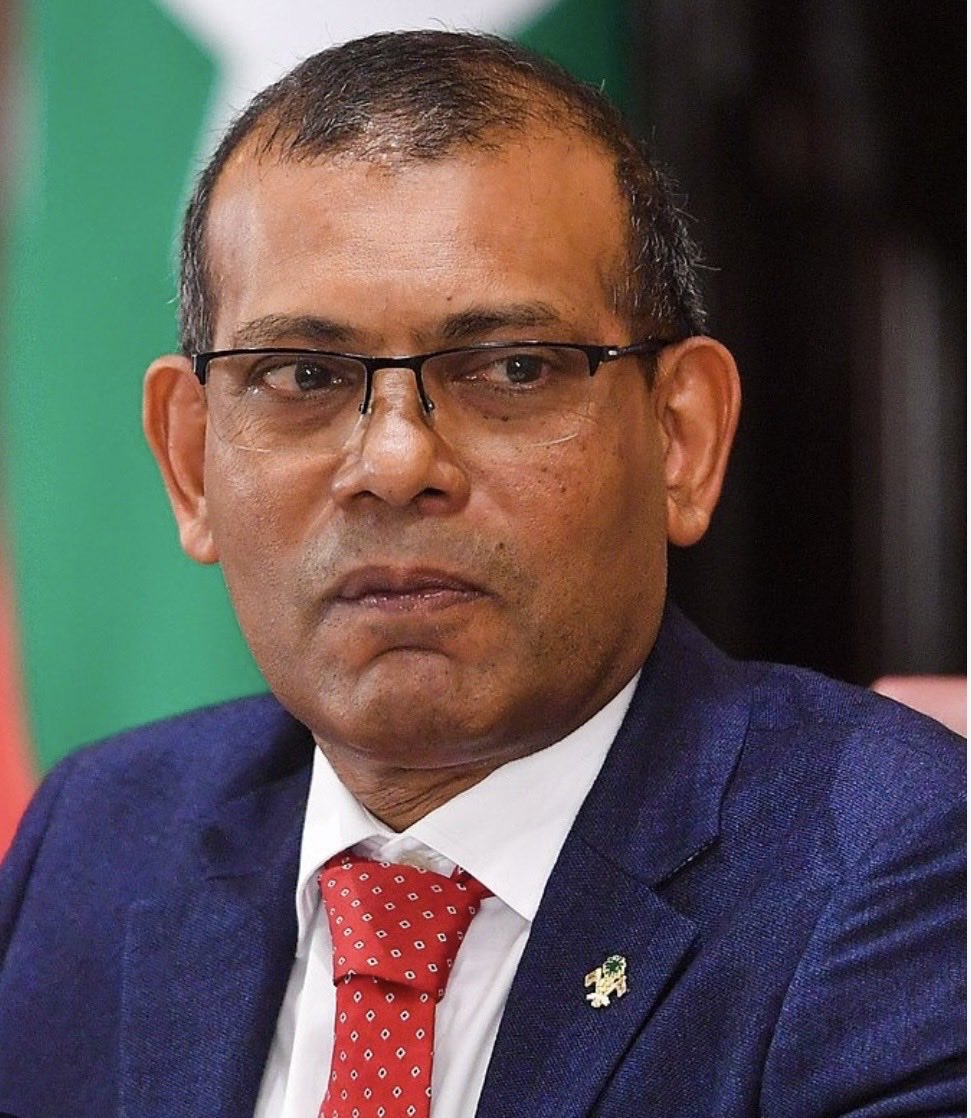 AndrewAdhurey's tweet photo. ރައިސް @MohamedNasheed އަށް
ވެދުން ސަލާމް
ދިވެހިރާއްޖެ ތަރައްގީ ކުރަންޖެހެނީ ދިވެހިން ބޭނުންވާގޮތަށް. މުއިއްޒިުއަށް ނުވަތަ މަނިކުފާނަށް ފެންނަގޮތަކަށްނޫން. ދިވެހިން ބޭރުގެ އިންވެސްޓަރުންނަށް އަބަދުވެސް މަރުހަބާ ކިޔާ. މިހާރުވެސް ރިސޯޓްތަކުން ދިގުމުއްދަތަށް ޕުރައިވެޓްވިލާ ބޭރުމީހުނަށް ވިއްކާ. 
ދިވެހިން ދެކޮޅު ހަދަނީ ބިދޭސީންގެ ބޮޑުއާބާދީއަކަށް ރެސިޑެންސް ވިސާދީގެން ރަަސްމާލެ 500ހެކްޓަރގަ ދިރިއުޅުން،އަނެއްކޮޅުގަ ދިވެހިން ދިރިއުޅު

ދިވެހިރާއްޖެއަކީ އާބާދީ ކުޑަ ބިންކުޑަ ސައްތައިން ސައްތަ މުސްލިމް އަމިއްލަ ސަގާފަތެއް އޮތް  ދުވަސްވީ ރާއްޖެއެއް.
ދިވެހިން ބޭނުމެއްނޫން މިގައުމުގަ ރެސިޑެންސް ވިސާދީގެން ބޭރުމީހުން އާބާދު ކުރުވަން ތަނަވަސްކަން އިތުރުކުރާށޯ ކިޔާފަ. ދިވެހިންނަށް ވިސްނޭ ބޭރުގެ ބޮޑުއާބާދީއެއް ރާއްޖޭގަ ދިރިއުޅެން ފަށައިފިނަމަ، ދިމާވާނެ މައްސަލަތަށް. ދިވެހިންނަށް ތަނަވަސްކަން ހޯދޭނޭ ދިވެހި ކަނޑުން،ފަޅުތަކާއި ރަށްތަކުން. މައްސަލައަކީ ވެރިކަން ކުރާމީހުންގެ ނާގާބިލްކަން.ކަރަޕްޝަނާއި ވައްކަން،އިސްރާފު. 

އަލައްބާރުއަކީ #GazaGenocide ތާއިދުކުރާ،ފަލަސްތީން އަމިއްލަ ދައުލަތަކަށް ތާއީދުނުކުރާ،ފަލްސްތީން ރައްޔިތުންނަށް އެއްވެސް ހަމުދަރުދީއެއްނެތް،ޔަހޫދީ ޒައިނުސްޓުންނާއި ގުޅުންބޮޑު މީހެއް. އެހެރީ ވީޑިއީތަށް،ޚަބަރުތައް އެހެރީ ނޫސްތަކުގަ 

މަނިކުފާނު މާގިނައިން ދައްކަނީ ދިވެހިންގެ މެޖޯރިޓީ މީހުންގެ ވިސްނުމާއި ދެކޮޅު ވާހަކަތައް. މަނިކުފާނަކީ ރާއްޖޭގަ ވެރިކަންކޮށްފަ ހުރިމީހެއް، މިހާރު ހުރިމަގާމުގެ ގޮތުން އެފަދަ ވާހަކަތައް ދެއްކުމުން އެމްޑީޕީއަށް ގެއްލުން. އިހަކަށްދުވަހު މާފުށީގަ ވާހަކަ ދައްކަމުން ބުނީ ރިސޯޓްތަކުންދޭ ޚިދުމަތް މާފުށިންވެސް ލިބެންޖެހޭނެކަމަށް. އެބުނާ ޚިދުމަތް މީހުންދިރިއުޅޭ ރަށްތަކުގަ ގެސްޓްހައުސްތަކުން ދިނުމާއި ދިވެހިން ދެކޮޅު. މިހާރު މަނިކުފާނު ވަކާލާތު ކުރަނީ އަލައްބާރަށް 500ހެކްޓަރ ބިމެއްދީގެން އެތައްހާަސް ބޭރުމީހުނަ ރާއްޖޭގަ ވަޒަންވެރިކުރުން،މިއީދިވެހިން ދެކޮޅުކަމެއް. ނަޝީދުއެވެ ބަސްމަދުކުރާށެވެ. ތިމާހިތަށް އަރާ ކޮންމެ ވާހަކައެއް ދައްކާކަށްނުވާނެ.
@MMuizzu @muththo @a_usham @HassanLatheef @ibreys @AslamAslamtey @evattey @faya_i @MariyaDidi @iameeru @HusenAmr @ilyas_labeeb @BondeM4 @DrSawad @SifaMohammed @ibusolih @ali_niya @prz_ymn @MJameelAhmed @AleeVoice @UmarNaseerMV @husnusuood @moosahaveeru @illabe