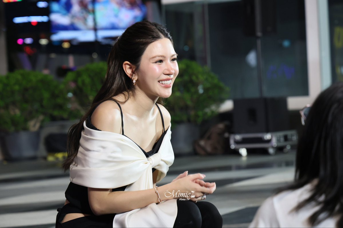 MimieHome's tweet photo. ตั้งใจฟังที่แฟนคลับพูด ตั้งใจพูดคุยกันแฟนคลับสุดๆ ลูกแม่

GARNMIE 1ST BUSKING
#ThirdPersonBuskingFlowerNote
#GarnMieatSiamDiscovery https://t.co/efpXTpqDZe