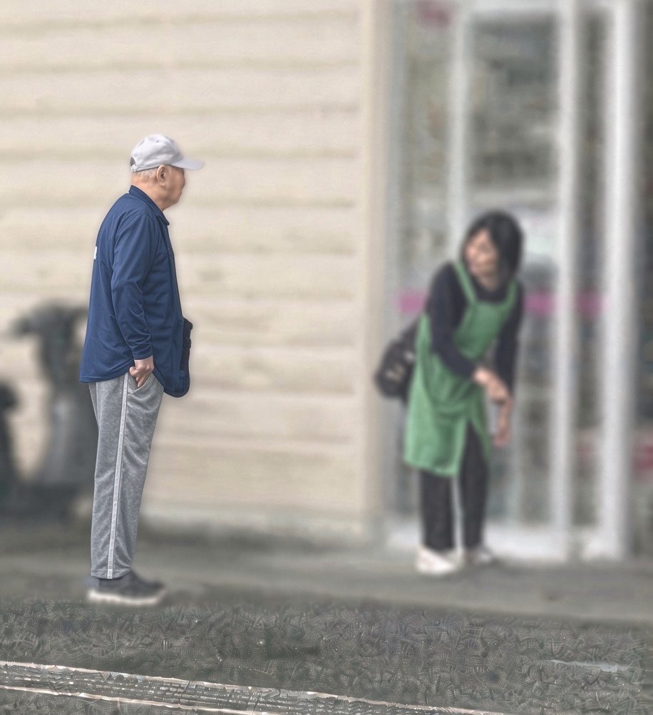 pirooooon3's tweet photo. 9時50分の出来事
おじいさんが店内に入ろうとすると
女性スタッフ「すみません10時からなんです」
おじいさん『10分くらいいいだろ！？』
その後、若干のやり取りがあったのですが入店できずにおじいさんはブツブツ言いながらどこかに行きました
これって店は入れてあげたほうがよかったの？ https://t.co/0nVSItBz8d