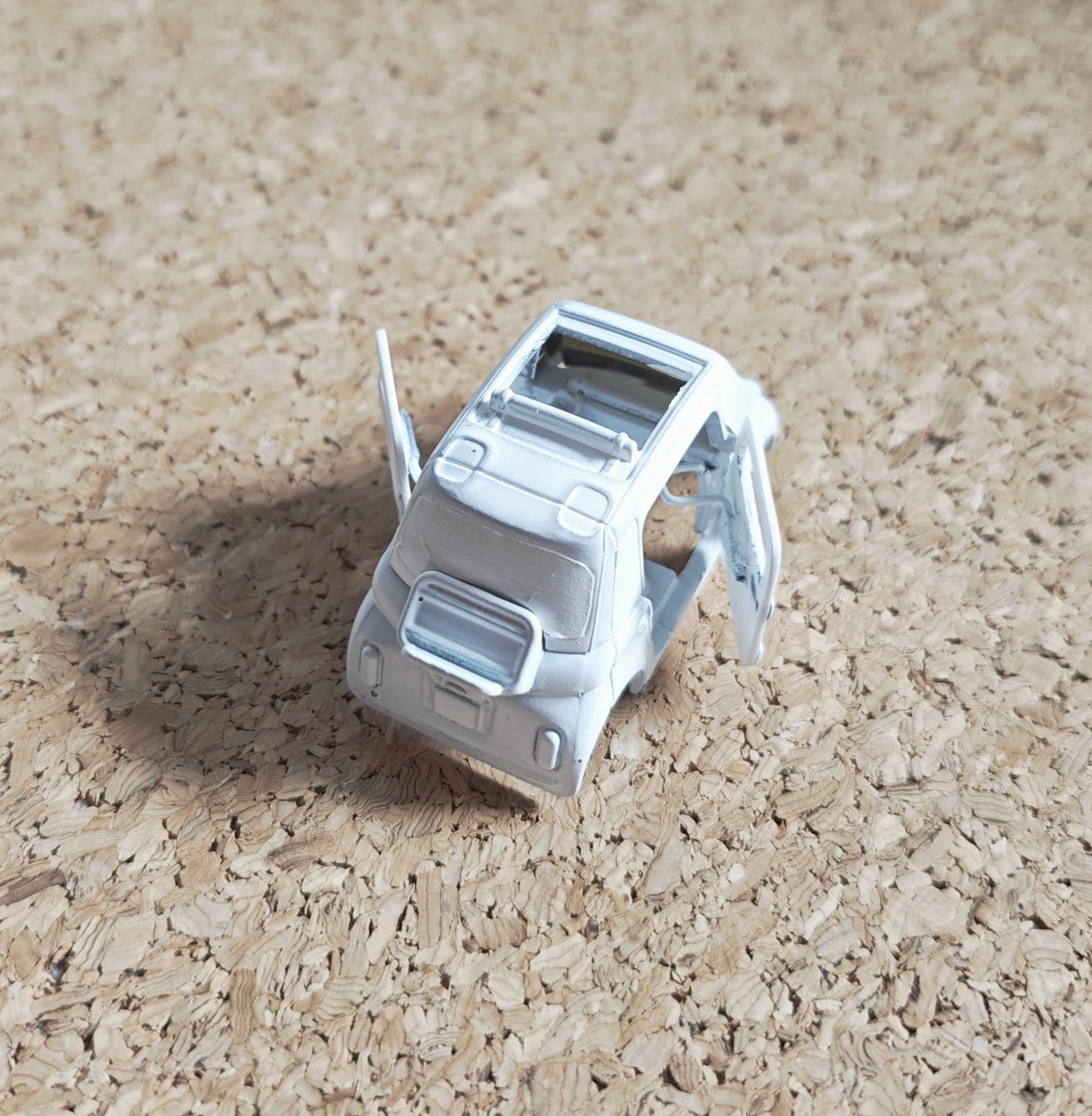 20kanezumi's tweet photo. Fiat Topolino

ドアロープも良いけど特徴である左右逆ヒンジのドアを作ることに

最初運転席側がスーサイドドアなのをみた時は懐古趣味のレトロデザインかと思ったけど助手席側は普通に前ヒンジだった

ドアパーツが左右共通になりコストダウンになるらしい👍️

#マジョレット #FIAT #Topolino https://t.co/vosxQ6N5rJ