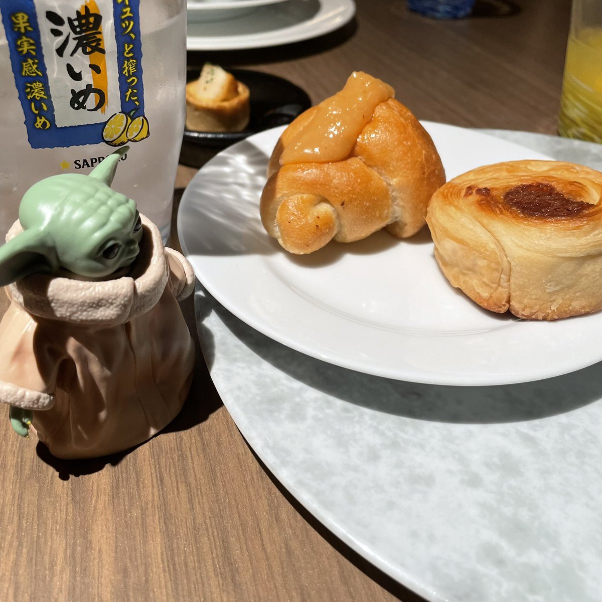 sinonome34's tweet photo. ホテルのランチブッフェ🍽️
グーちゃんも一緒に連れて行ってきました💚ランチは大変美味しゅうございました✨なかでも鴨肉のローストが絶品。
食べすぎたので、帰りに赤レンガ散策してきました😅紅葉は来週が見頃かなー https://t.co/ib7AqPOsMl