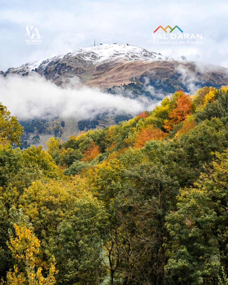Val_dAran's tweet photo. ❄️ Aguesta setmana passada, es montanhes dera Val d’Aran an recebut es prumères nhèus dera sason, en tot crear un polit contrast entre es tucs blancs e es bòsqui tintadi de tardor. Un prumèr tast der iuèrn que s’apròpe e que mos hè començar a somiar damb ua naua sason d’esquí. https://t.co/bhqM2Q6qA8