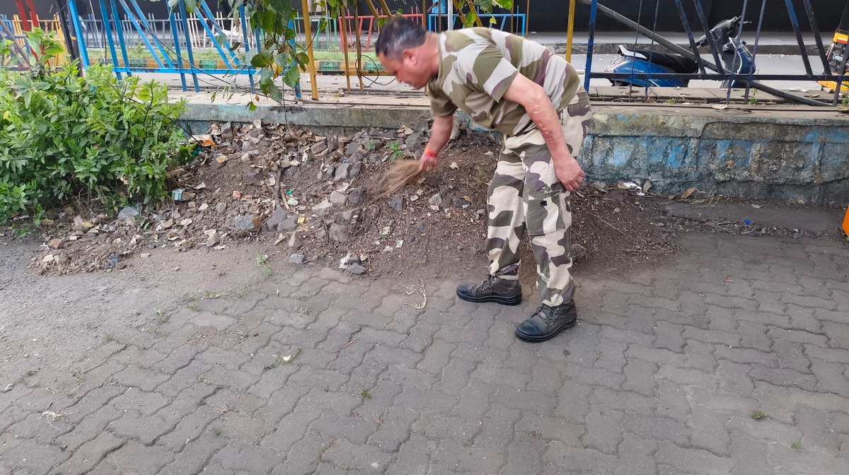 CISFWest's tweet photo. Collective action, cleaner surroundings! CISF Unit JWC Mumbai advances #SpecialCampaign6 through Shramdaan, cleanliness drives &amp; awareness, promoting #JanBhagidari for a cleaner, greener #ViksitBharat.
@HMOIndia 
@MIB_India 
@SwachhBharatGov 
@swachhbharat 
@CISFHQrs https://t.co/TcibR7p7EA