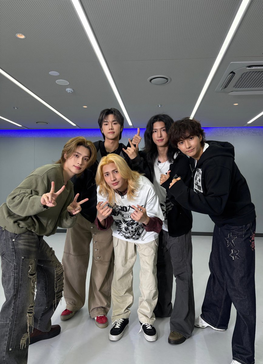 XH_official's tweet photo. [ #Xtra_Scenes ]

Rock만큼 뜨거웠던 오락 🔥 
하츠웨이브 후배님들과 제대로 즐기고 왔습니다!! 🎸🎮

#XdinaryHeroes #엑스디너리히어로즈
#IMPULSE
#Obsessed_with_Youth
#WE_ARE_ALL_HEROES 
#오락도Rock이다 @hrtzwav https://t.co/wD7g78YBn5