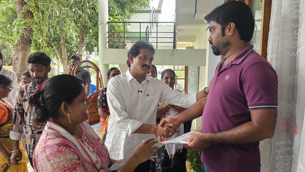 BNayakar_JSP's tweet photo. ఈరోజు నరసాపురం పట్టణంలోని 18వ వార్డులో స్థానిక సంస్థల ఎన్నికల ప్రచారంలో భాగంగా వార్డు కౌన్సిలర్ అభ్యర్థి శ్రీమతి తోట అరుణ గారితో కలిసి పర్యటించాను.

రాబోయే స్థానిక సంస్థల ఎన్నికల్లో జనసేన పార్టీ కౌన్సిలర్ అభ్యర్థి శ్రీమతి తోట అరుణ గారికి మీ అమూల్యమైన మద్దతు అందించి, ప్రజాసేవ చేసే అవకాశం కల్పించాలని 18వ వార్డు ప్రజలను కోరడం జరిగింది.