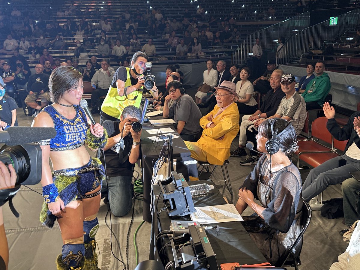 Hassy0924's tweet photo. マリーゴールド両国。山岡聖怜が復帰戦でドロー。試合後、解説席の姉・山岡雅弥（グラビアアイドル）に「一緒にプロレスやらない？」とスカウト。前から誘っていたそう。「妹の頼みは聞くしかないんじゃないですか」
#pw_mg https://t.co/cmbRuPcFGM