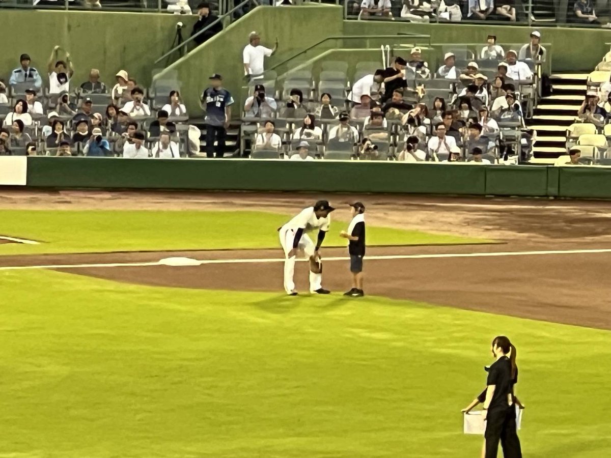 T191919454545's tweet photo. 『宗 佑磨(オリックス)という漢』

宗が今年FAでオリックス残留なのか？他球団に移籍なのか？まだ決まっていない。
FAは選手の権利なので、宗自身が熟考して決断すればイイと思っている。

だか、これだけは言いたい。
私は『宗 佑磨』という漢が好きだ。
プレーヤーとしてもキャラクターとしても『宗 佑磨』が大好きだ。

オリックス暗黒期に入団し、まだ新人の頃から現地で宗を見てきた。

私は知っている。
チャンスでタイムリーを放つ度に感情を露わにし、ベンチのチームを鼓舞する『誰よりも熱いハートを持っている漢』だという事を。

私は知っている。
首位決戦で自分自身の不甲斐ない打席の後に起死回生の同点ホームランを放ち、ベンチで感極まってしまう『誰よりも涙脆い漢』だという事を。

私は知っている。
2024年、ベンチでの振舞いを中嶋監督辞任の原因の一つとして外野に叩かれてしまい、ファン感でサプライズで現れた中嶋監督の挨拶を悲しげな表情で見つめて『誰よりも己を悔やむ漢』だという事を。

私は知っている。
試合前に守備位置につく時に、チビっ子の目線に合わせてしゃがみ、誰よりも長くチビっ子と話す『誰よりも優しい漢』だという事を。

私は知っている。
無理してガッツのある所を見せなくても、普通にプレーしてるだけで『気合いと根性の漢』であるという事を。

そして私は知っている。
他の誰よりも『オリックスを愛している漢』だと言う事を‼️

暗黒期から3連覇という最高の景色を見せてくれた立役者の１人。
今またオリックスは暗黒期の入り口にいるのかも知れない。
再建までの道のりは厳しく茨の道。
だが、私はまた宗と…あの最高の景色を共に見たい！

私の中では宗こそがミスターオリックス。

残留を信じています。
