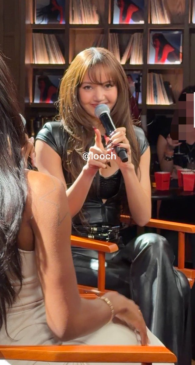lalalooch's tweet photo. I asked Lisa for VIVA LALISA SPOILER and she said no😭😭😭😭😭😭😭🤣🤣🤣🤣 https://t.co/LR2IyC2uIN