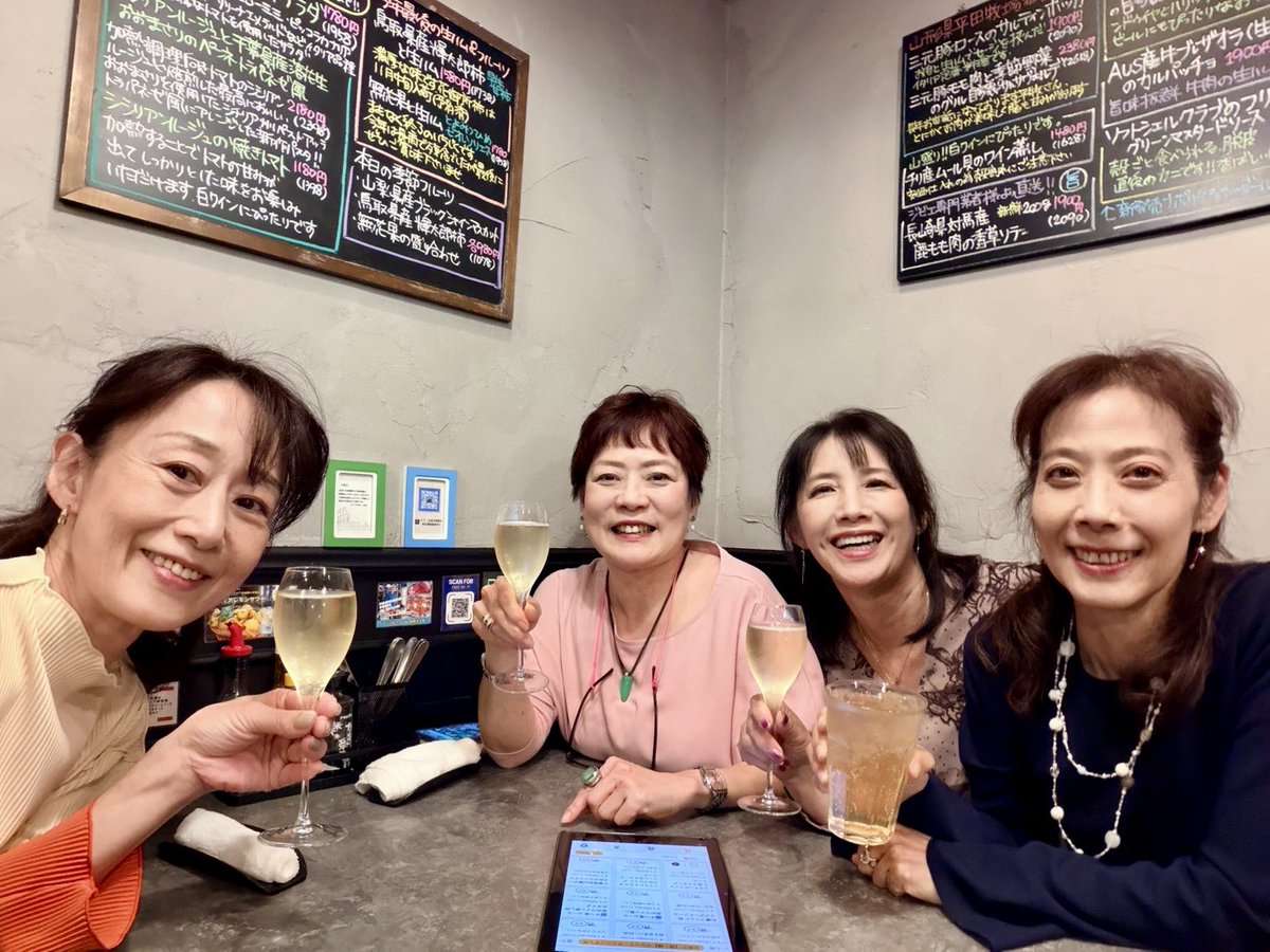 makino_michiko's tweet photo. 特撮微熟女部会。
美味しい泡とワイン🍷とお料理に楽しいお喋りは心の洗濯💕永田由紀ちゃんが参加できなかったので、リベンジ会も約束して👍12月12日は特撮微熟女in韓国（女優クラブ)。戦隊シリーズ終わっても国内外で応援していただけることに感謝。元ヒロイン達で集まってイベントできるなんて、撮影当時は考えもしなかったもん。
#特撮微熟女部　#韓国イベント　#牧野美千子