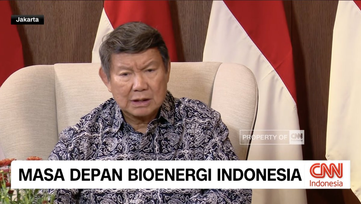 LambeSahamjja's tweet photo. BIG BREAKING NEWS
HASHIM ADIKNYA PRABOWO MEMBANTAH KEBAKARAN HUTAN DI KALIMANTAN UNTUK AGENDA BUKA LAHAN SAWIT UNTUK PROYEK B50

masyarakat gelisah karena kebakaran lahan di kalimantan dan sumatera

ada yang menilai kebakaran ini ada kaitannya dengan program energi b50

kecurigaannya, lahan dibakar untuk dibuka jadi kebun sawit sebagai bahan b50

dia bilang tidak ada kaitan sama sekali antara kebakaran tahun ini dan b50

alasan pertama sudah ada 12,7 juta hektar lahan yang disiapkan 

angka itu data tahun 2024 dari kementerian kehutanan
itu lahan rusak akibat kebakaran besar tahun tahun sebelumnya, misalnya yang disebut tahun 2016

dia bilang angka itu bukan dari kebakaran tahun ini

dia pernah sebut angka itu di konferensi iklim di baku dan di brazil

alasan kedua, lahan itu bukan hutan asli

kebanyakan sudah jadi semak belukar, tidak ada pohon lagi

tidak ada pemiliknya, dia bilang milik pemerintah

karena tidak terurus, lahan seperti itu sangat rentan terbakar

dia bilang pasti ada kekhawatiran orang akan buka lahan baru karena permintaan energi nabati tinggi

dia bilang ada pengusaha nakal yang harus dibatasi
jawabannya di penegakan hukum