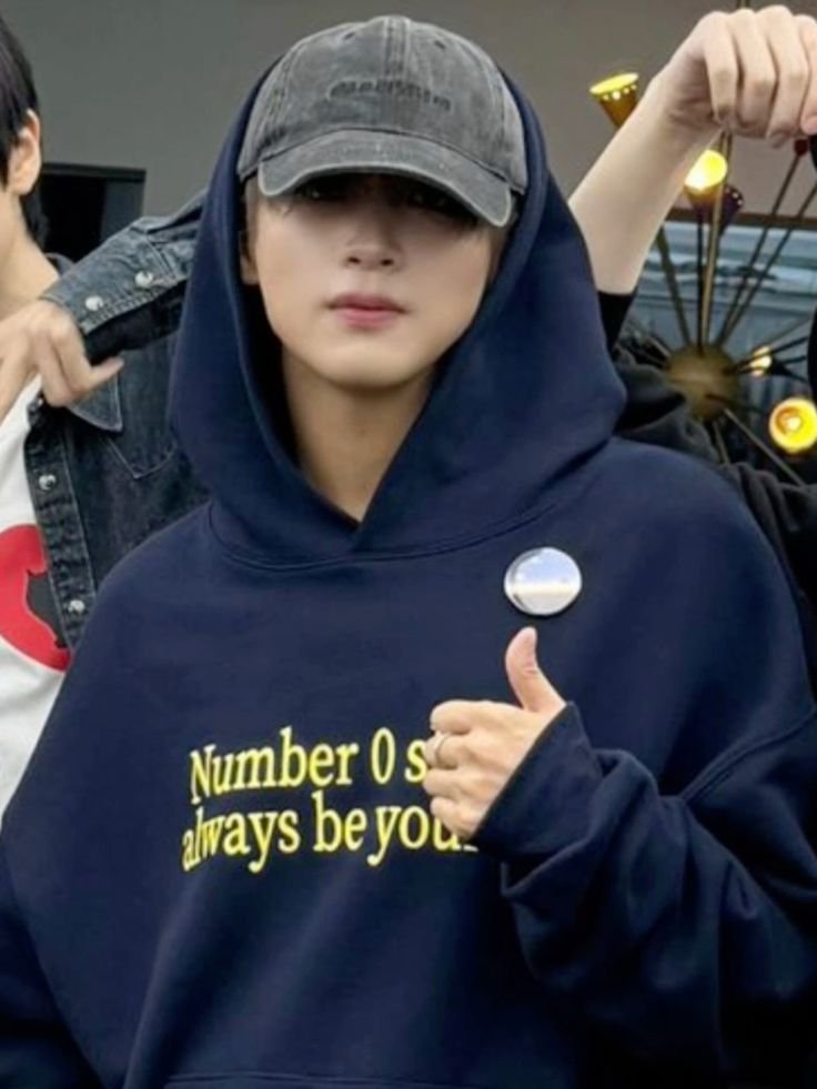 hhyeonnoeyhh's tweet photo. 이때 모자랑 후드 같이 쓴거 너무 좋앗음 https://t.co/DPSVG2ZEX4