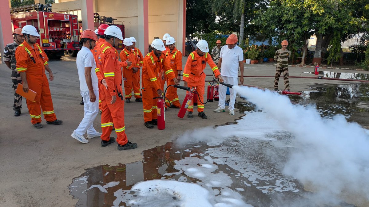 CISFWest's tweet photo. Building awareness, strengthening safety! CISF Unit SMPL Vadinar organised a Fire Awareness Class to promote fire prevention, emergency preparedness &amp; safety consciousness, empowering participants with essential knowledge to respond effectively during fire emergencies.
@CISFHQrs https://t.co/Bm8BznjXDA
