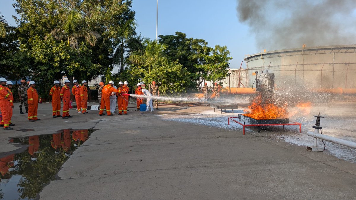 CISFWest's tweet photo. Building awareness, strengthening safety! CISF Unit SMPL Vadinar organised a Fire Awareness Class to promote fire prevention, emergency preparedness &amp; safety consciousness, empowering participants with essential knowledge to respond effectively during fire emergencies.
@CISFHQrs https://t.co/Bm8BznjXDA