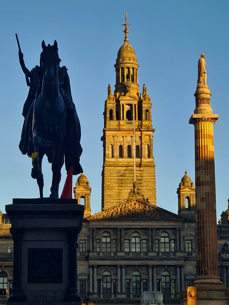 is_glasgow's tweet photo. Statues in Glasgow's George Square with the 1880s City Chambers in the background.

#glasgow #architecture #georgesquare #architecturephotography https://t.co/pP7oLOUlDq