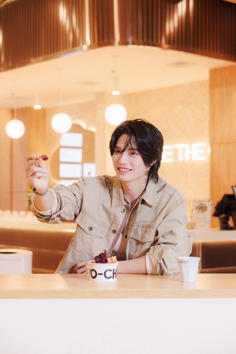 Hello98_th's tweet photo. หล่อมาก “วิน เมธวิน” ร่วมฉลองเปิด Yo-Chi
แบรนด์โฟรเซ่นโยเกิร์ตดังจากออสเตรเลีย
ปักหมุด centralwOrld สาขาใหญ่ที่สุดใน Southeast Asia
ชูคอนเซปต์ ‘ผับที่ไม่มีเบียร์’
🔗 https://t.co/uZhAh7O9MM

 #winmetawin #yochithailand #iloveyochith https://t.co/mAwAdUZvXd