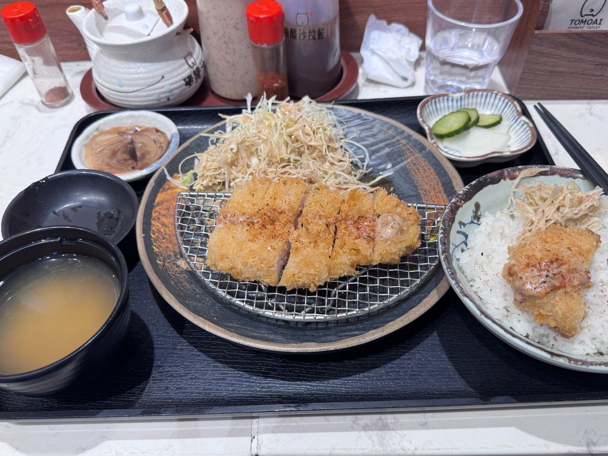 SAWAEKEIKO's tweet photo. 「今日のランチは旨いカツ丼。孔さんと分け合ったら谕楽しいひとときになった！」 https://t.co/LulKeBSOVB