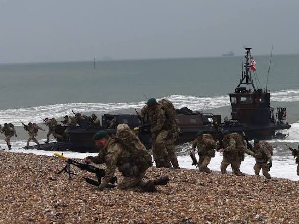 theiaincameron's tweet photo. In 2002, British commandos roared up a Spanish beach in their amphibious landing craft and leapt ashore brandishing assault rifles and mortars.

Bemused Spaniards in the town of La Linea de la Concepcion watched as 45 Commando unit began deploying 'tactically' in the sand.

1/3 https://t.co/ZArvG5HVl2