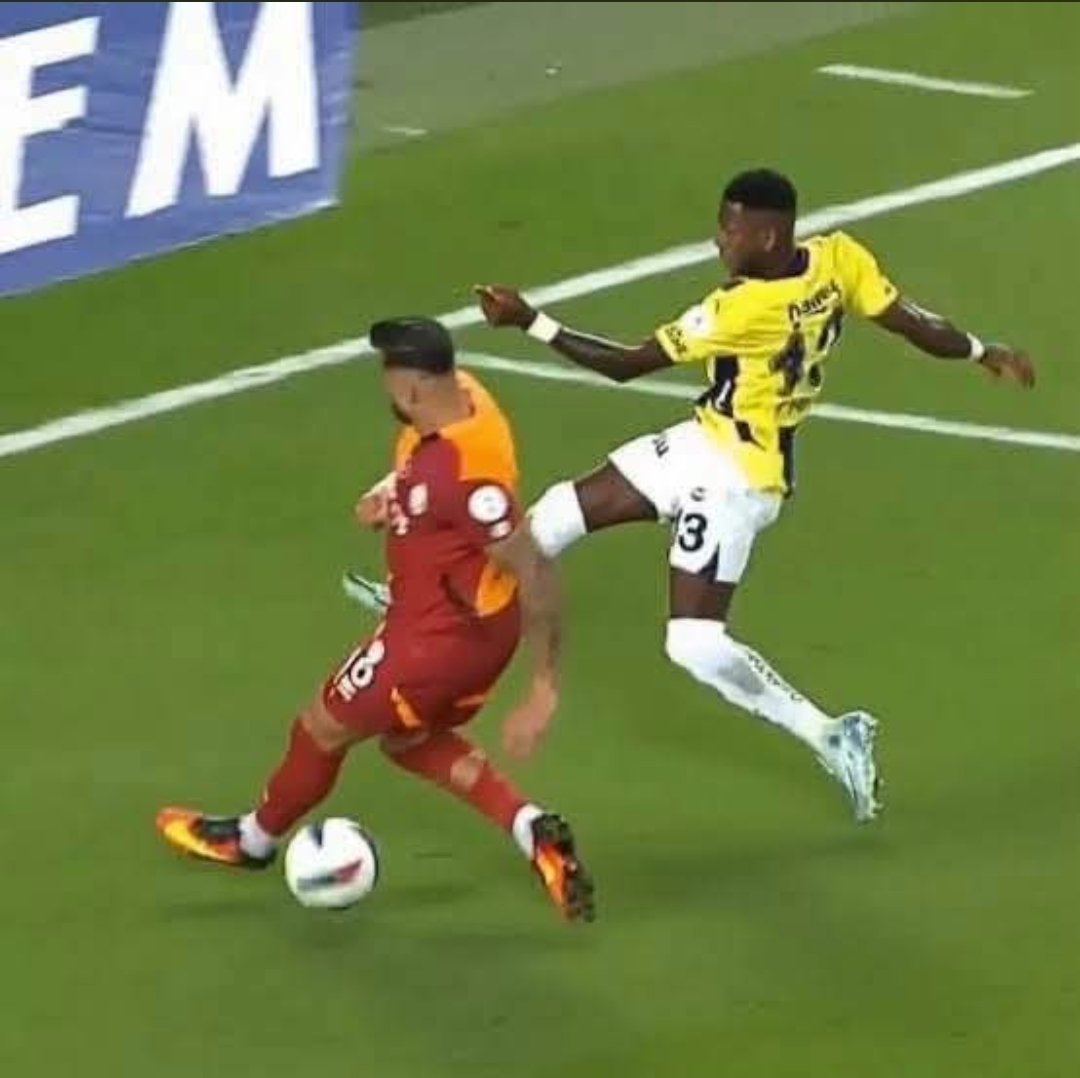 muzzy7gt's tweet photo. @Fikirtepeli_83 Şuna bile penaltı veridi bu ülkede sırf Galatasaray tarihi farka gitmesin diye . https://t.co/M9GvSae5GH