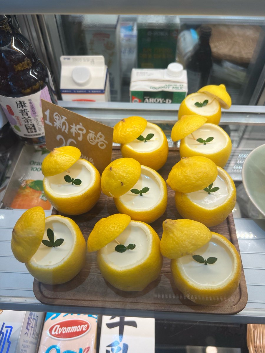 maya88897917's tweet photo. [隣のカフェで摘んだレモンで作った自家製ジェル、最高～]， https://t.co/tN0IsWGKqT