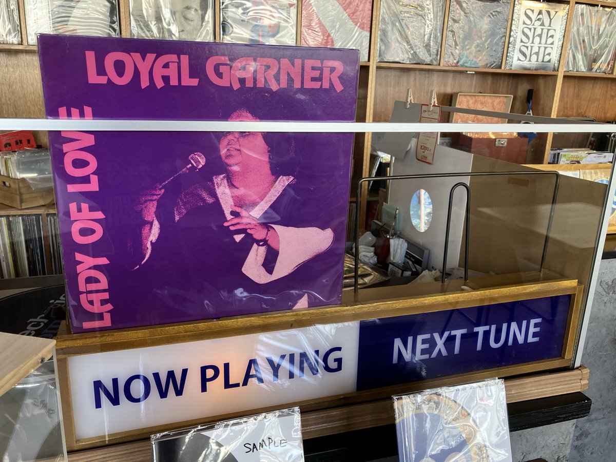 Intersection3rd's tweet photo. 本日の開店作業中のBGMは

Loyal Garner / Lady Of Love

です
昨日の続きの予定でしたが
開店直後からのご来店で
ゆっくり聴けてません…

本日は22時までの営業ですが
疲れ具合では早く閉め〼
日曜日は「和のモノの日」で
YC3 来る予定です

#intersection_oknw  
#loyalgarner
#musickissa
#vinyl https://t.co/mU3nMnGMIb