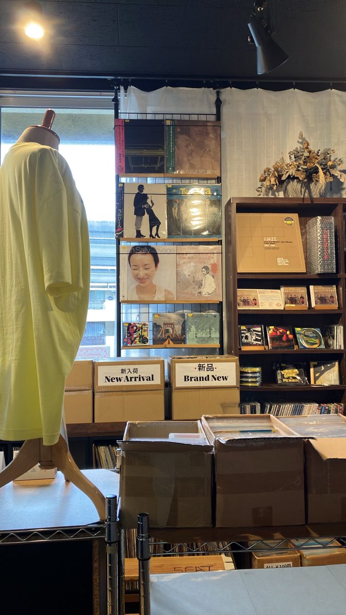 Intersection3rd's tweet photo. 本日の開店作業中のBGMは

Loyal Garner / Lady Of Love

です
昨日の続きの予定でしたが
開店直後からのご来店で
ゆっくり聴けてません…

本日は22時までの営業ですが
疲れ具合では早く閉め〼
日曜日は「和のモノの日」で
YC3 来る予定です

#intersection_oknw  
#loyalgarner
#musickissa
#vinyl https://t.co/mU3nMnGMIb