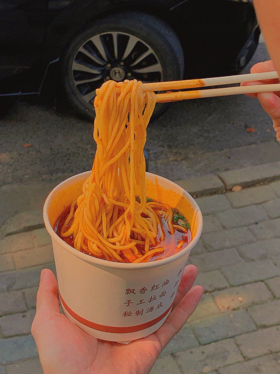 Mv8mA37HJwgCo18's tweet photo. [教即汾の美味しいラーメン、今日も行列ができてる！]， https://t.co/oax5ltnqv1