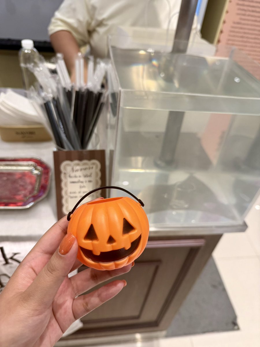 jaojammy's tweet photo. iได้กิน🍽️ละ เข้มข้นมาก🍫หวานน้อย👇🏻มาชเมลโล่ที่ท้อปข้างบนอร่อยจราส💪🏻 โคตรโหดๆ🫦 อร่อยๆ👍 หยอดเหรียญไม่ลงแบบso sad🫨 แต่เดี๋ยวกลับไปหาคนเก่า😵🫂 ห้ะ💢

ปล. พี่พนักงานวาดแก้วไว้เยอะเลยน้า ใครไปก็สามารถบอกได้เลยน้า น่ารักๆๆมาก 

#NAVORIBKK #Navori https://t.co/Y2u3ip6zvg
