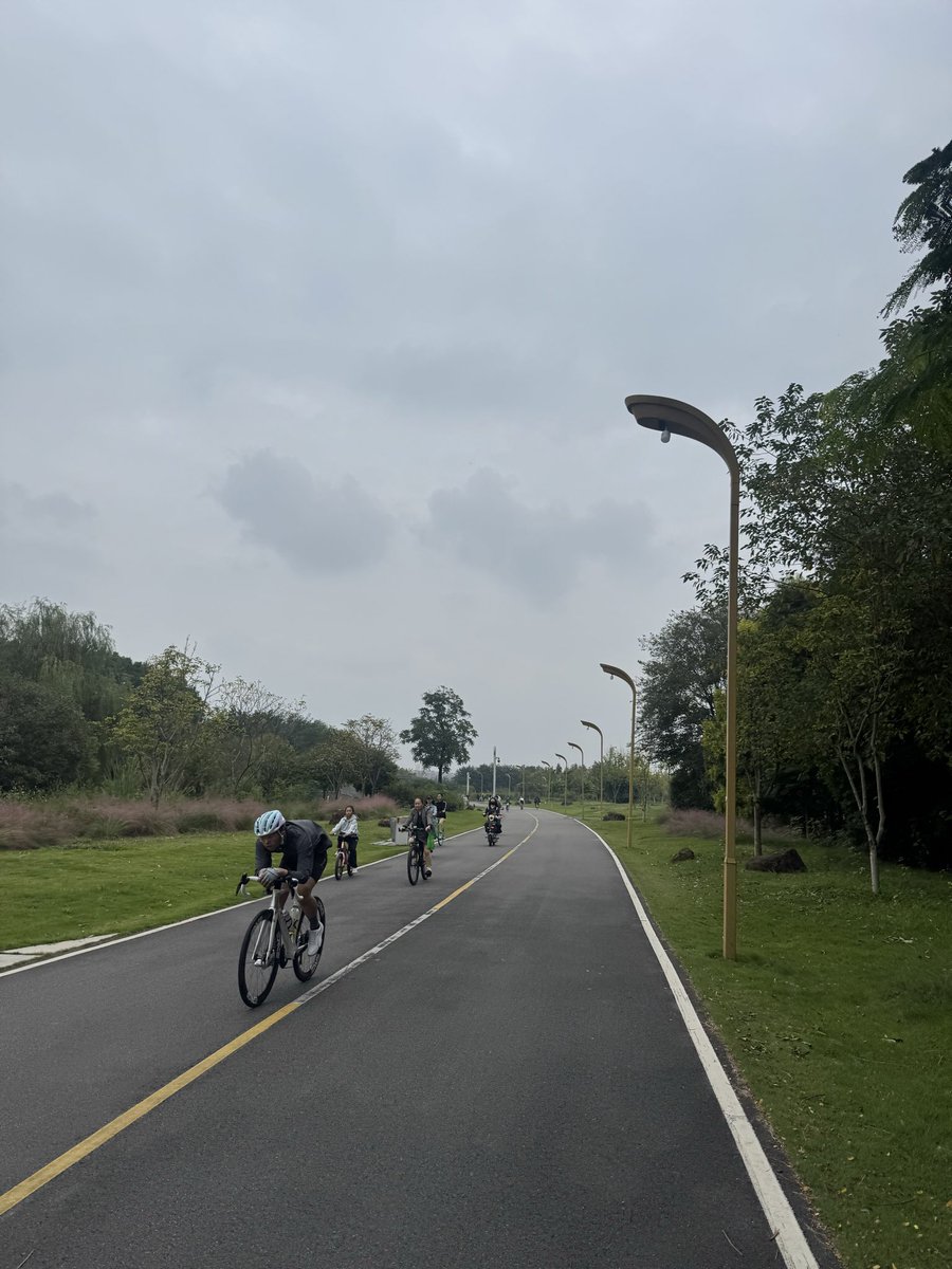 ynt_east's tweet photo. 这个天气出来骑行真的很舒服(ˇ▿ˇ)ゞ🚲，身心放松，人也很多 https://t.co/OjZ6O1KegA