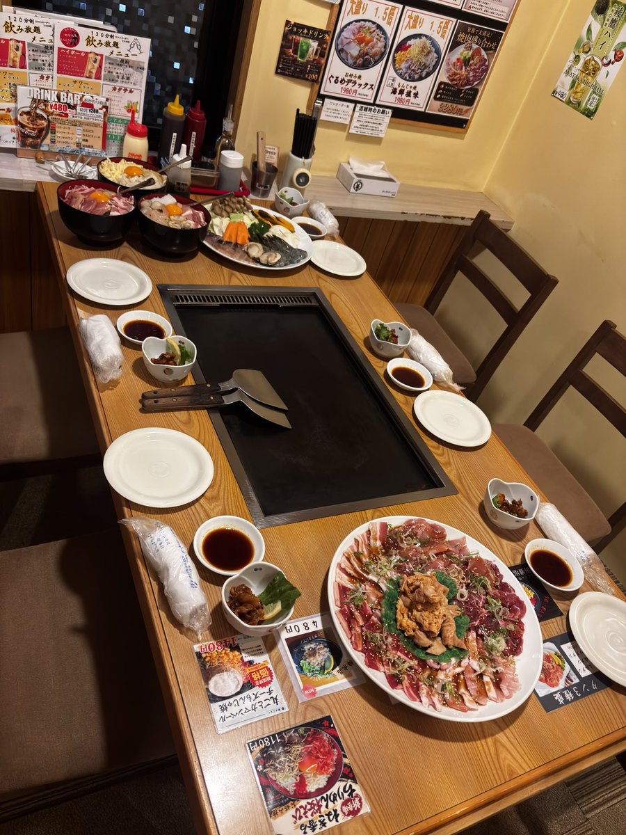 EIk8W57AuAHiBAG's tweet photo. 🍻【ご宴会のご予約、受付中！】

お好み焼・もんじゃ焼・焼肉、焼そばなど、鉄板を囲んで楽しいひとときを😊

職場の忘年会やご家族・ご友人とのお集まりにぜひ！

詳しくはお電話にてお気軽にご相談ください✨

📍お好み焼家ぐるめ
☎️ 0242-83-4848

#お好み焼き　#宴会  #焼肉  #お好み焼家ぐるめ https://t.co/Mx17yCOTKY