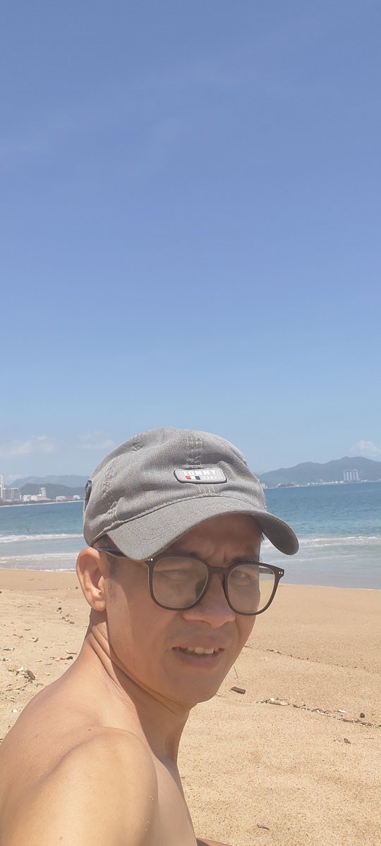 Vanduan3679's tweet photo. Hôm nay lão nông chạy cách nhà hơn 10km xuống bãi tắm đối diện Vinwonder Nha Trang tắm nắng, ra trễ nên nắng quá các bác ạ.

#Vinwonder #tắmnắng #tamnang
#sunbathing #晒太阳 https://t.co/dPj5aYH7wz