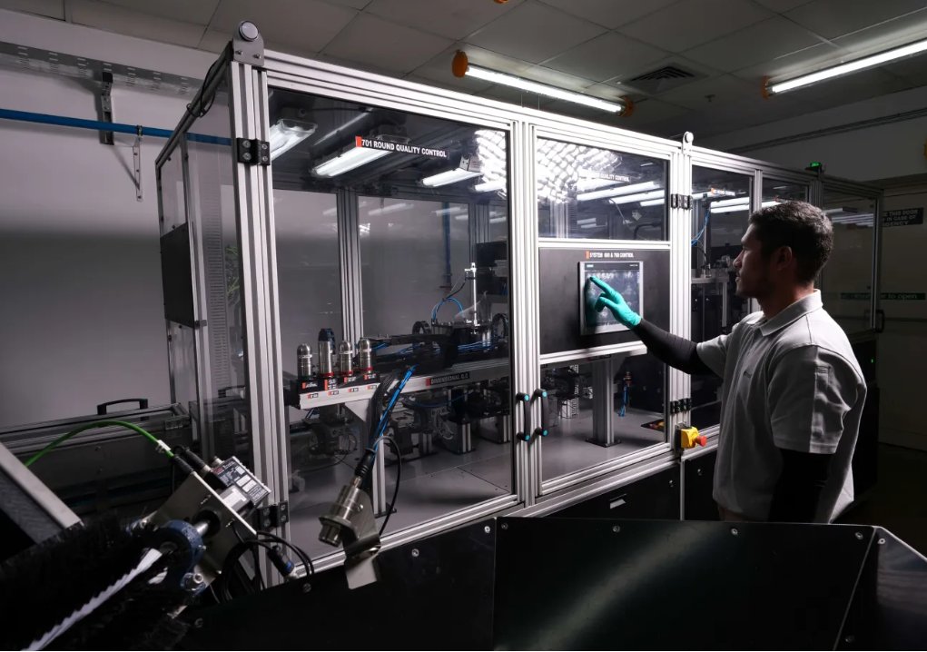 DefenseMirror's tweet photo. U.A.E.’s EDGE Reaches Full-Rate Production on Automated 40mm Ammunition Line::

https://t.co/wAahZ03WAQ

#EDGEGroup #LAHAB #UAE #DefenceIndustry #Industry40 #DefenceTechnology #Automation #SmartManufacturing #MilitaryTechnology https://t.co/t87DDWBS4b