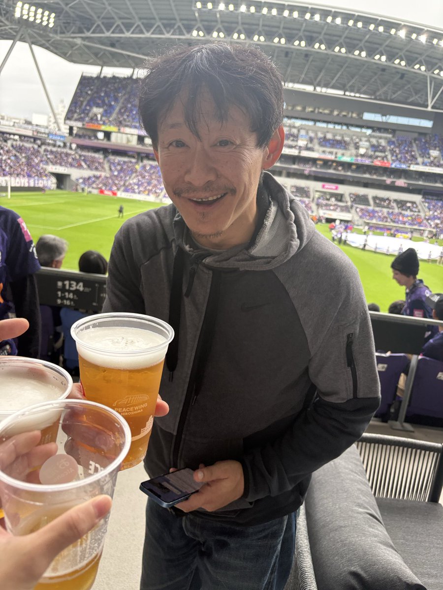 s115177's tweet photo. 試合前に乾杯すりゃ勝つし
このお方が来れば勝つんよ

#何の連絡も取らず目の前に現れた 
#みんな大好き松尾コーチ https://t.co/6TUgHw351Z
