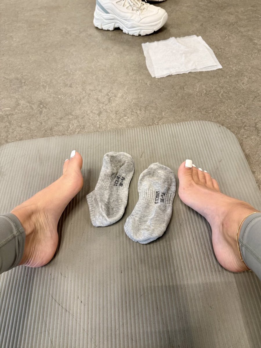 misstressS5762's tweet photo. Nach 2 Stunden im Gym sind meine Socken total verschwitzt, ich weiß wie verrückt dich das macht 😈💸 https://t.co/GMJOi8ciSz